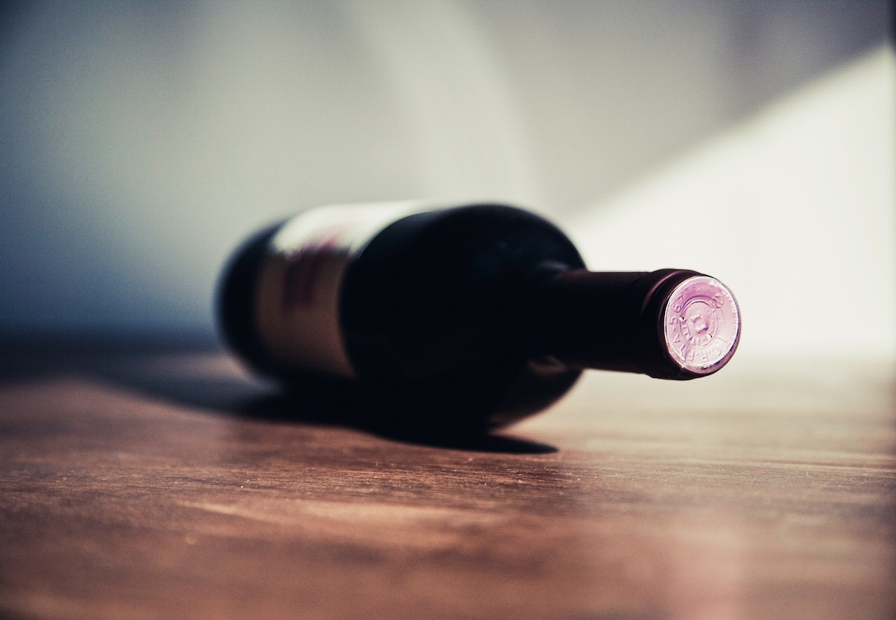 Regały na wino – jakie wybrać i co warto wiedzieć?