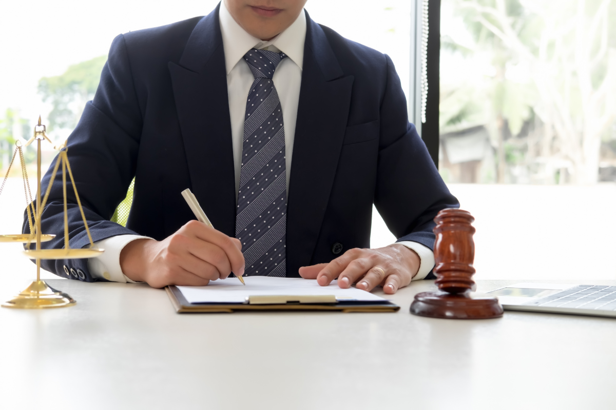 Pomoc adwokata – kiedy warto się na nią zdecydować?